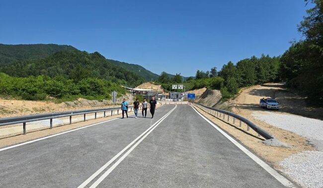 Възраждане: Гръцки полицаи със "жива верига" спираха хората на шенгенската граница