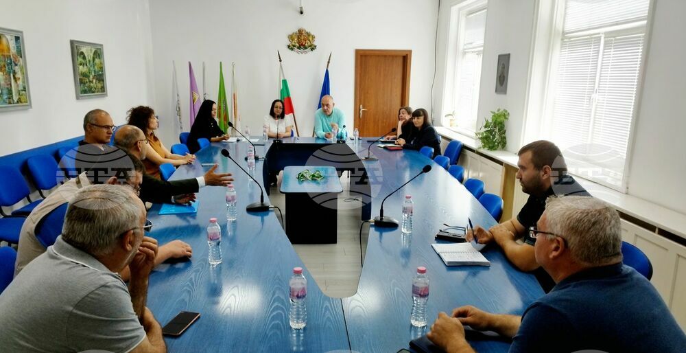 Междуведомствена среща за координиране действията по премахване на опасни дървета извън сервитутните на електропроводи се състоя в Търговище