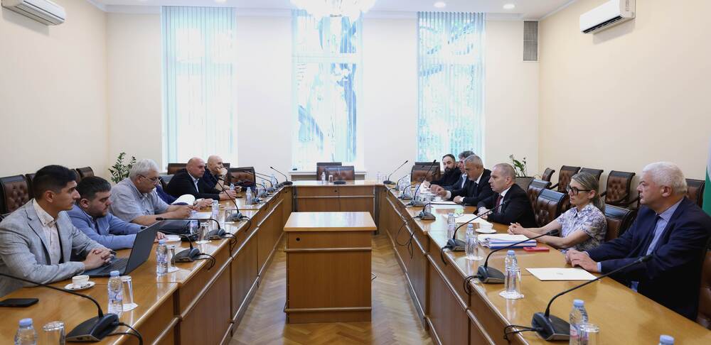 Гроздан Караджов представи пред синдикалните организации проект за условията за възлагане на пътнически услуги с жп транспорт