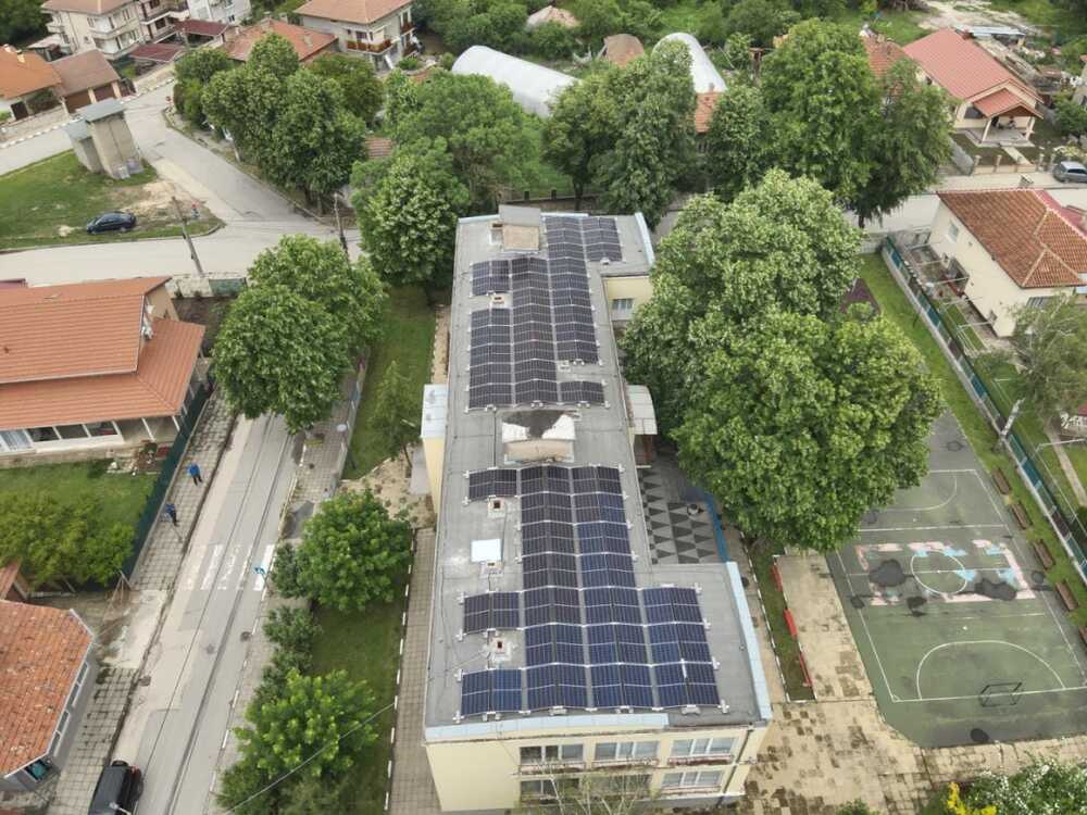 В Кубрат започна монтажът на фотоволтаици на покривите на три сгради