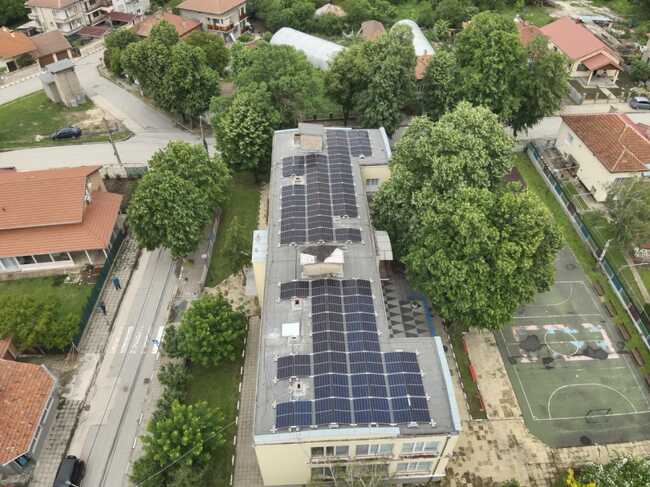 В Кубрат започна монтажът на фотоволтаици на покривите на три сгради