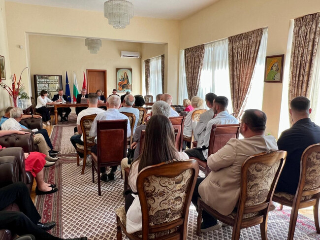 The President of the National Assembly met with the Bulgarian community in Albania