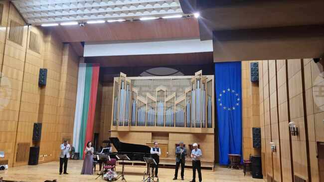 Фамилия Владигерови сложи началото на концерта си в Пазарджик с „Източен марш“