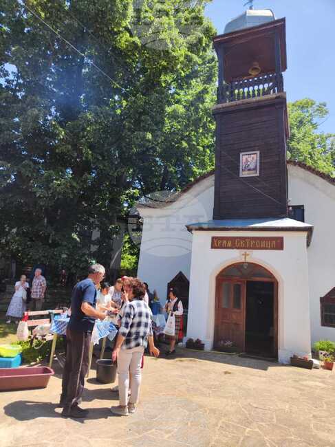 В сливенските села Крушаре и Нейково отбелязаха храмовите празници на църквите „Света Троица“