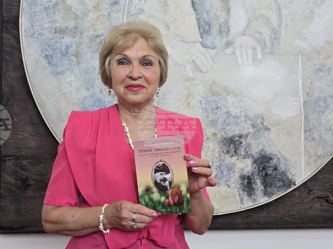 В Плевен поетесата Валентина Атанасова представи книгата си „Луната – кърваво лале“