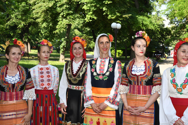 70-годишната история на Общински фолклорен ансамбъл „Загоре“ бе подредена в изложба на алея „Стара Стара Загора“