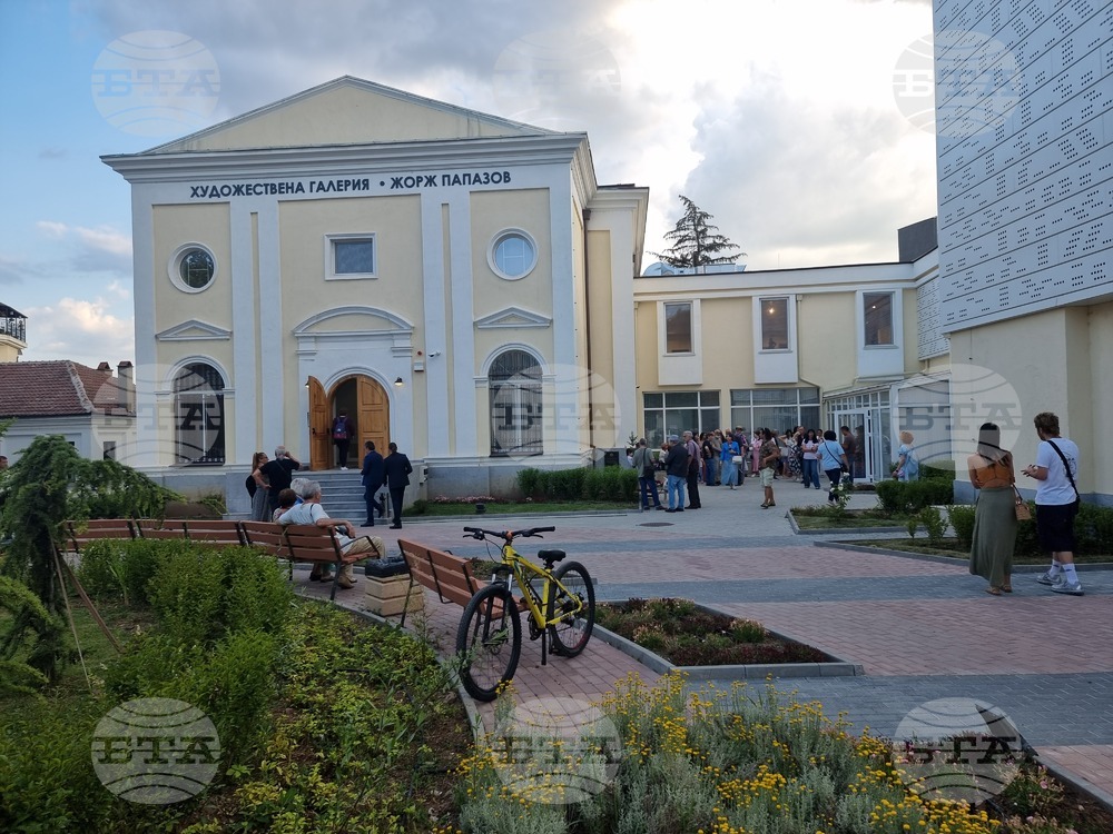 В Художествената галерия „Жорж Папазов“ откриха три изложби в Деня на Ямбол