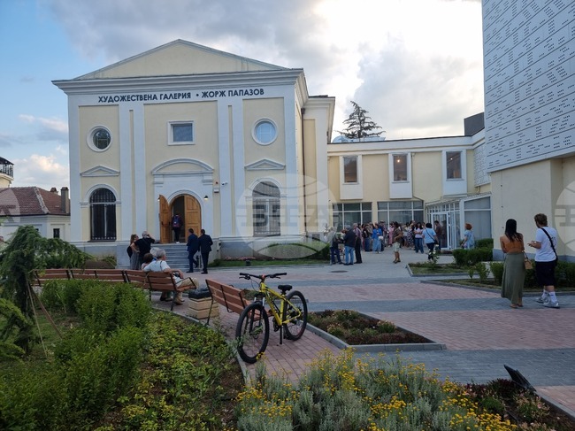 В Художествената галерия „Жорж Папазов“ откриха три изложби в Деня на Ямбол