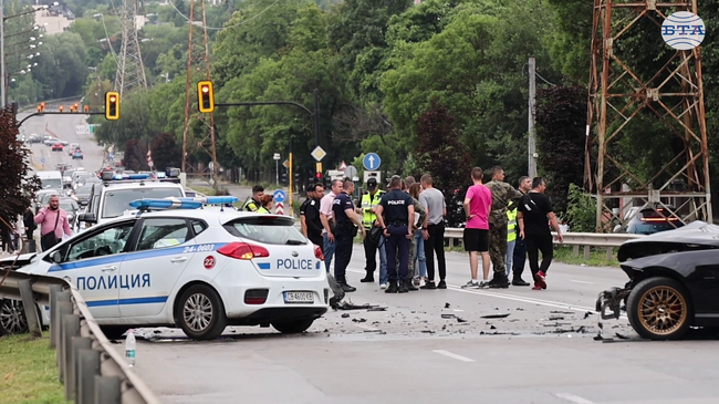 При пътния инцидент в София са пострадали двама полицаи, казаха от Центъра за спешна медицинска помощ