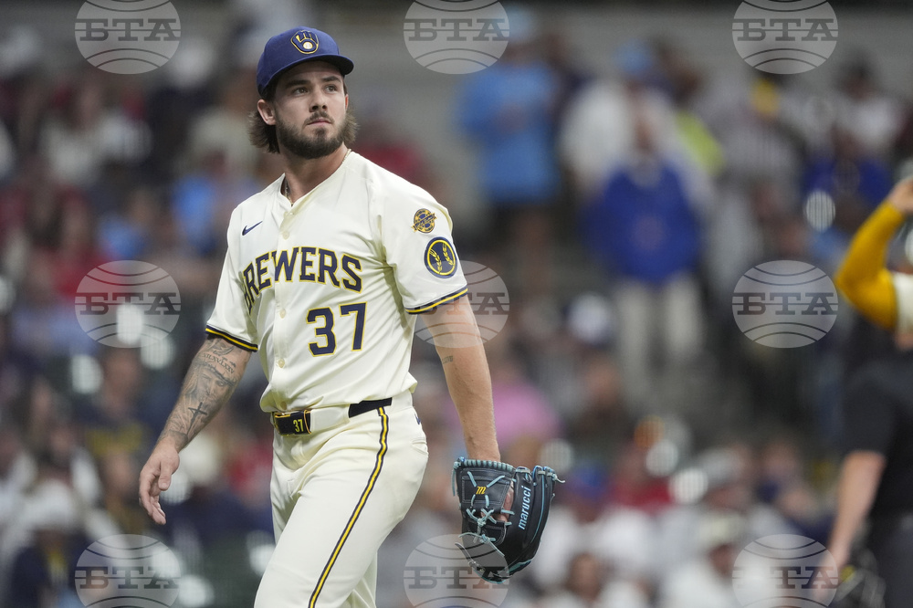 Braves Brewers Baseball