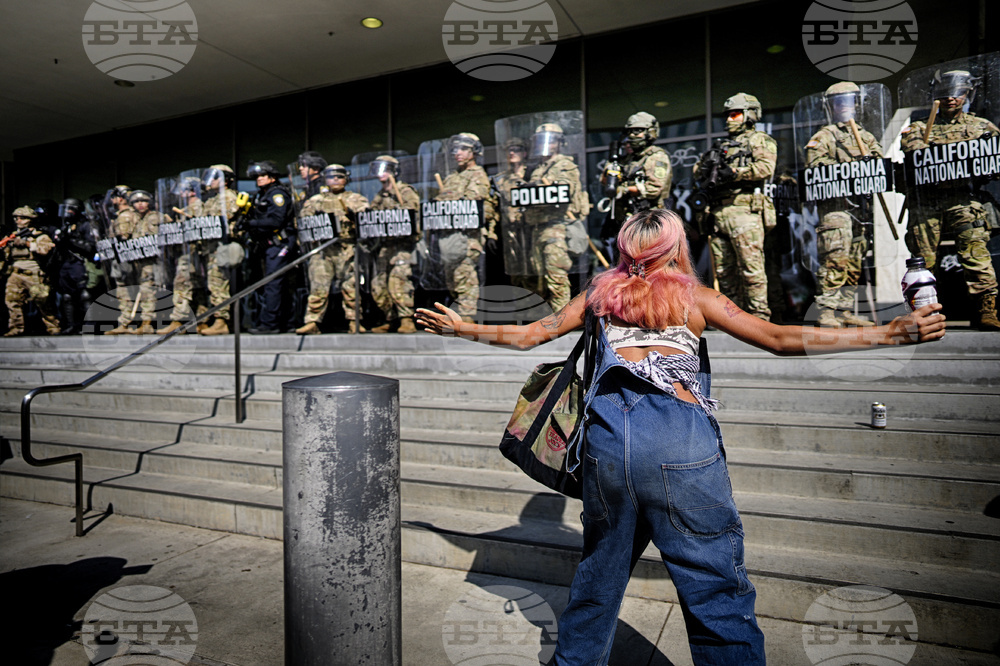 Напрежението в Лос Анджелис ескалира, след като Тръмп мобилизира морски пехотинци и още 2000 национални гвардейци, пишат американски издания
