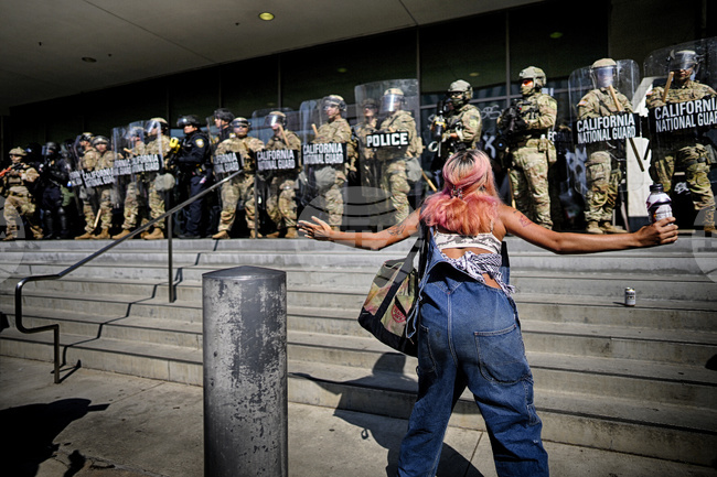Напрежението в Лос Анджелис ескалира, след като Тръмп мобилизира морски пехотинци и още 2000 национални гвардейци, пишат американски издания 