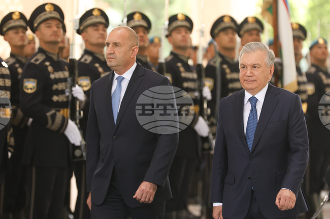 Държавният глава Румен Радев беше посрещнат с почетен караул в резиденцията „Куксарой“ в Ташкент 