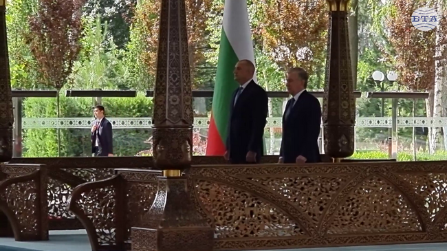 Държавният глава Румен Радев беше посрещнат с почетен караул в резиденцията „Куксарой“ в Ташкент