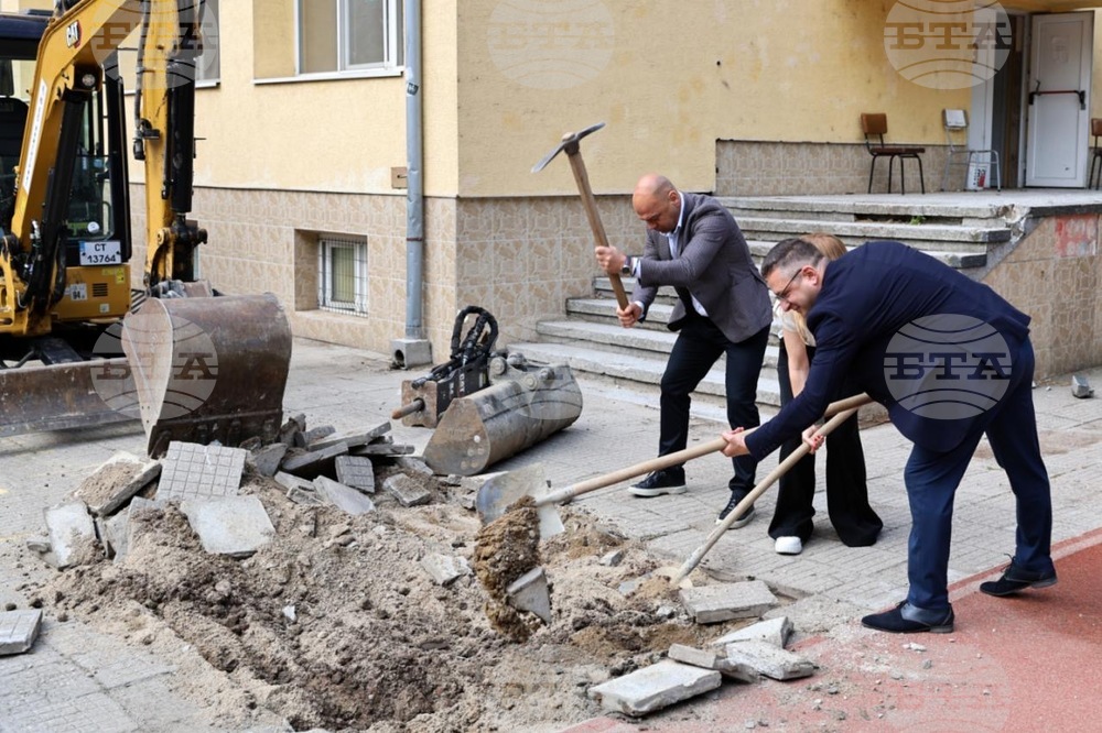 Със символична първа копка започна изграждането на нов корпус и мултифункционална сграда към Начално училище “Христо Ботев” в Пловдив