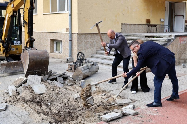 Със символична първа копка започна изграждането на нов корпус и мултифункционална сграда към Начално училище “Христо Ботев” в Пловдив