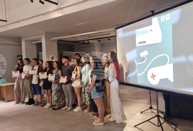 Български червен кръст - награждаване - плакат на тема „Оказване на първа помощ“