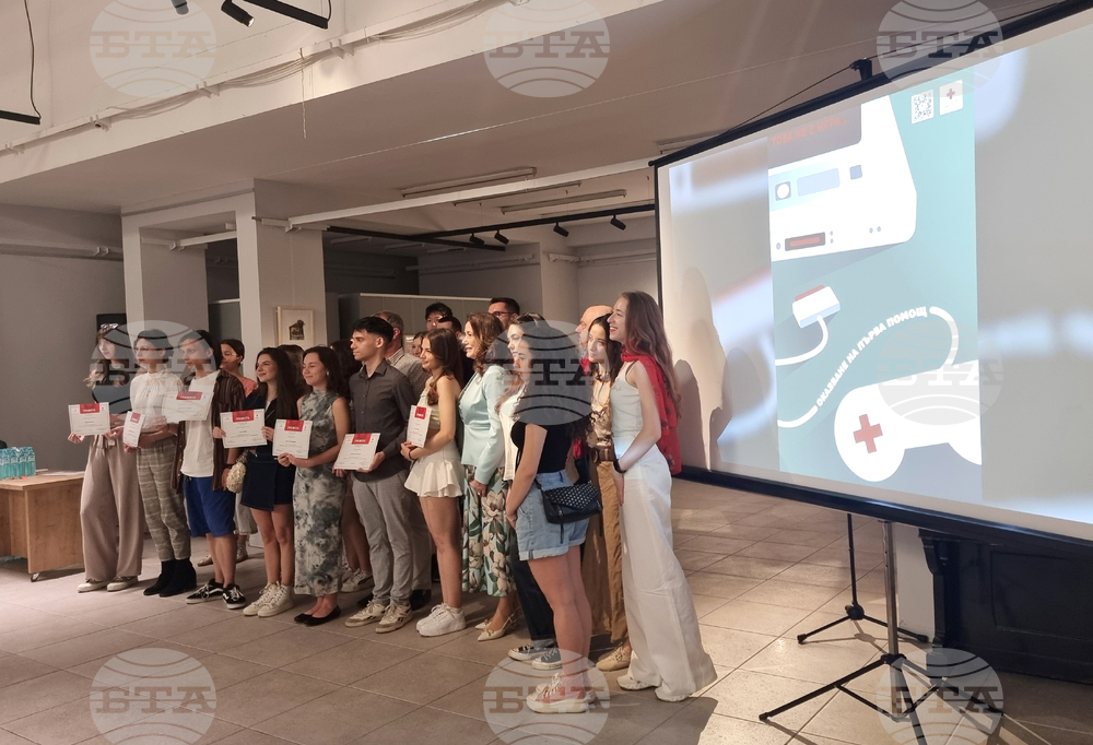 Български червен кръст - награждаване - плакат на тема „Оказване на първа помощ“