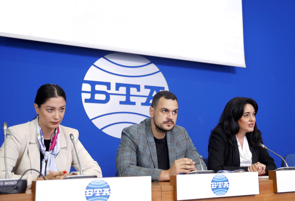 Младите могат: Поколение с воля за промяна, оставено без място на масата