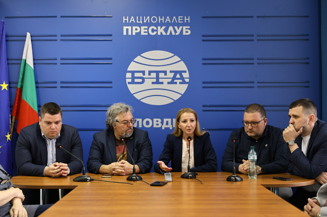 Пресконференция на общински съветници и народни представители на "Продължаваме промяната - Демократична България"