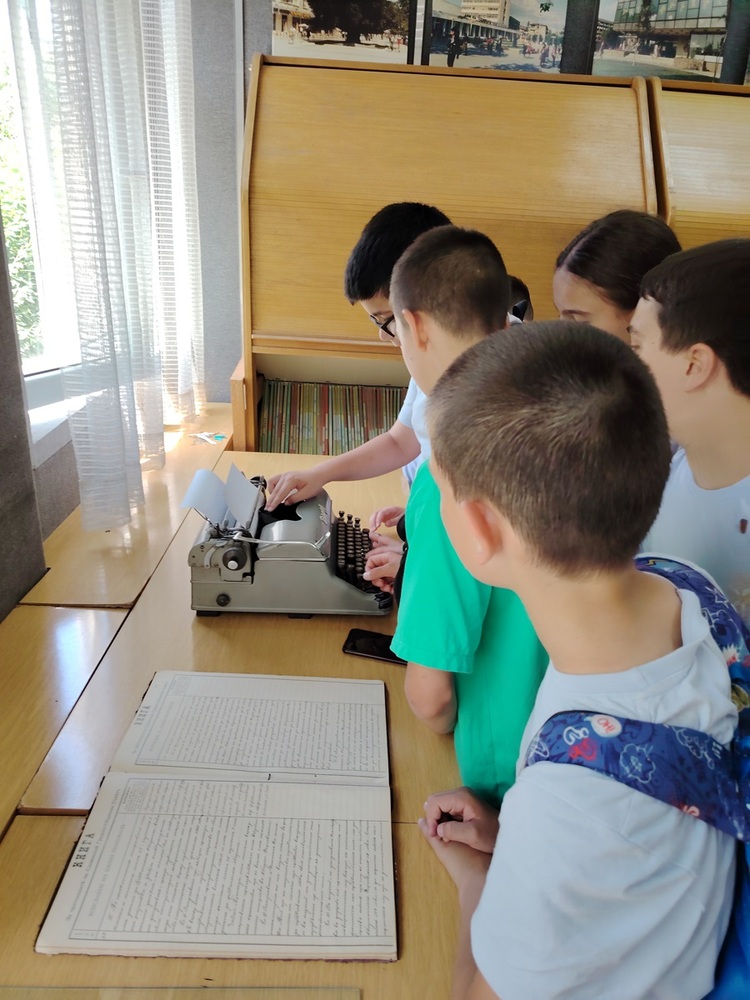 Ученици от Сливен разгледаха ценни архивни документи по повод Международния ден на архивите