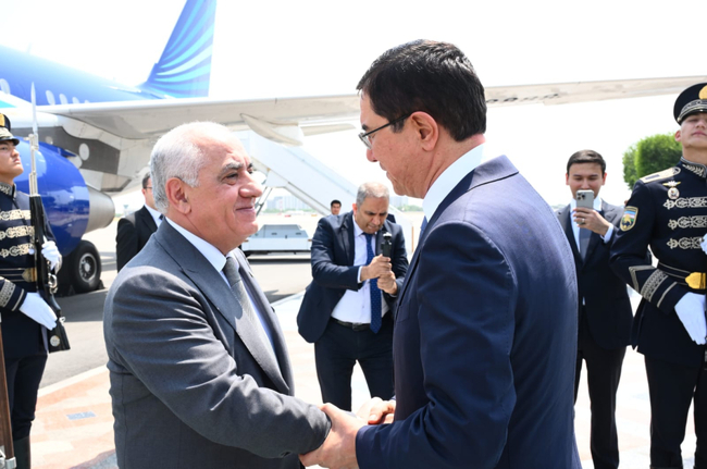 АЗЕРТАДЖ: Азербайджанският премиер пристигна на официално посещение в Узбекистан