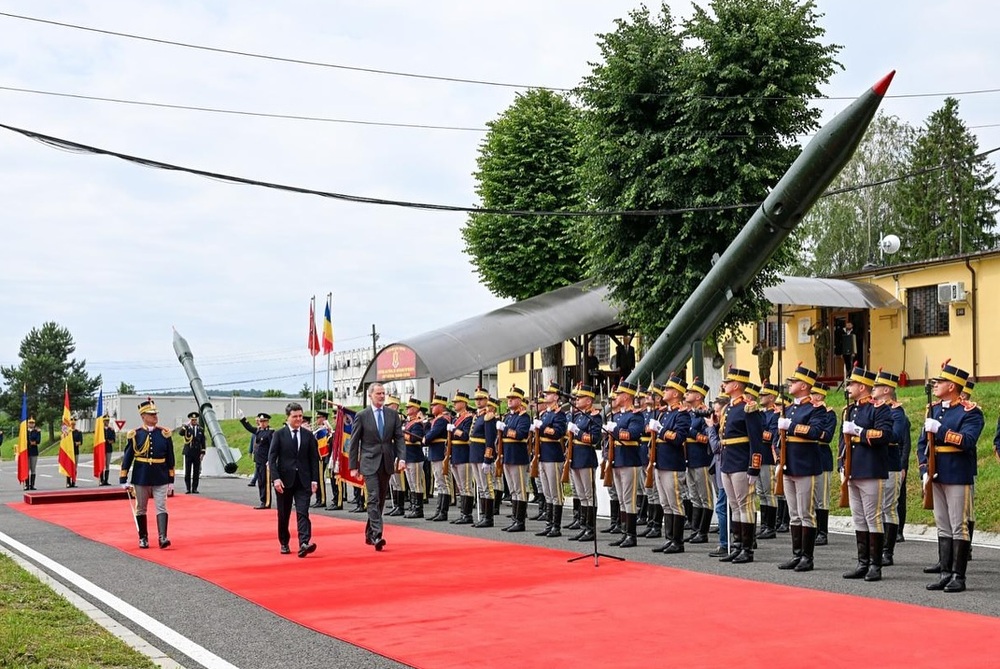 Президентът на Румъния Никушор Дан и кралят на Испания Фелипе Шести посетиха заедно военната база в Чинку