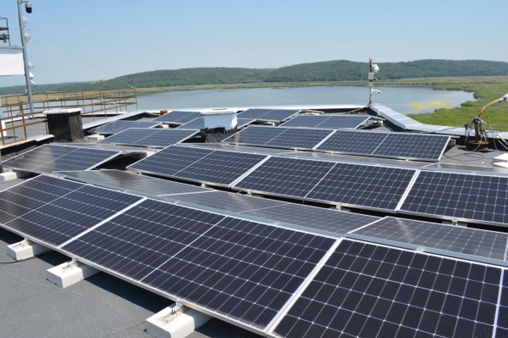 Фотоволтаична централа е монтирана на покрива на сградата в резервата „Сребърна“