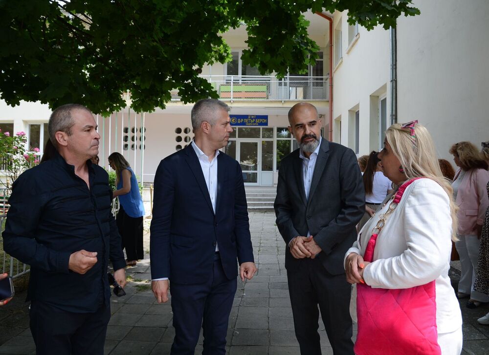 Община Варна: Кметът Благомир Коцев даде старт на мащабни ремонти на три образователни обекта 