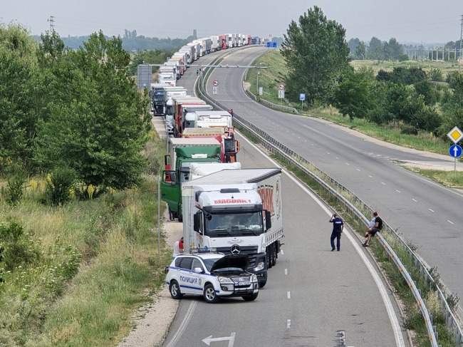 Път Е-79 в посока „Дунав мост 2“ при пътен възел „Ново село“ остава затворен за движение заради протести на служители на АПИ