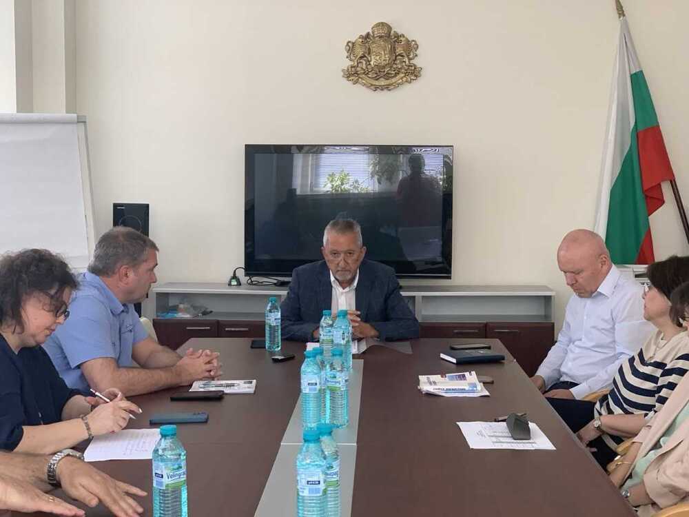 От 20 000 ученици в област Сливен над 6000 не посещават редовно занятия, съобщиха на работна среща в Областната управа