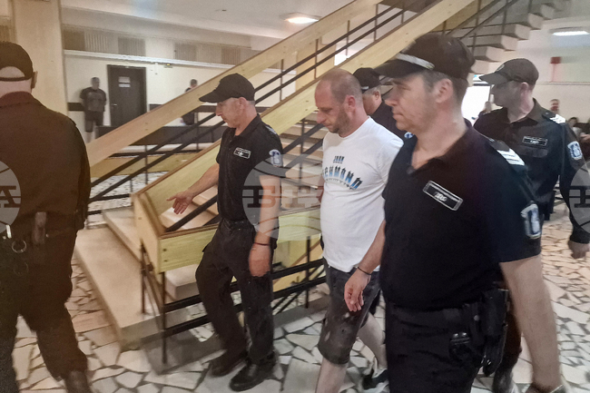 Районният съд в Казанлък наложи мерки "задържане под стража" спрямо шестимата обвиняеми по случая с домовете в Ягода