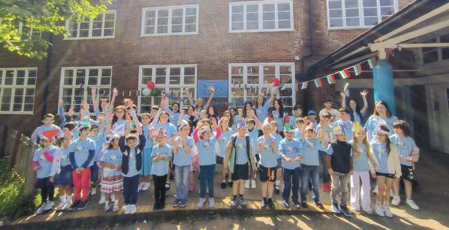 В Българското училище „Зора“ в Бейзингстоук, Великобритания, отбелязаха 24 май и края на учебната година