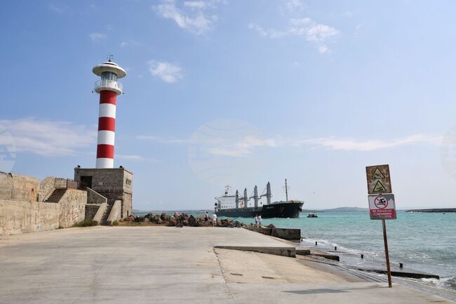Блокирано е движението за големите плавателни съдове в района на пристанище Бургас заради заседналия либерийски кораб
