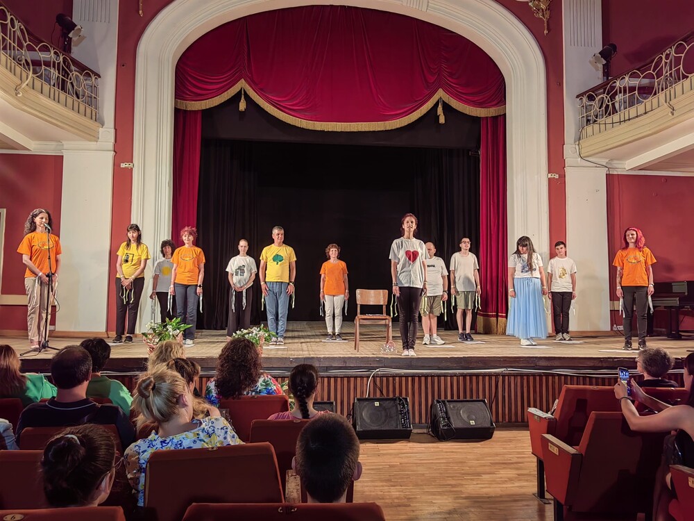 Артистичен рецитал и спектакъл представиха Център за социална рехабилитация и интеграция в Свищов и Трупа за сценични изкуства „Богдара“