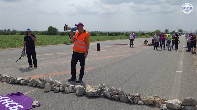 Път Е-79 в посока „Дунав мост 2“ при пътен възел „Ново село“ остава затворен за движение заради протести на служители на АПИ