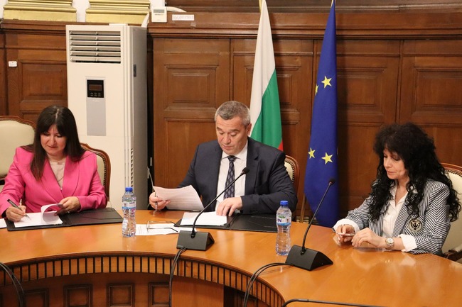 Министър Георги Тахов, УАСГ и "Напоителни системи" са подписали споразумение за подкрепа на бъдещите хидростроителни инженери