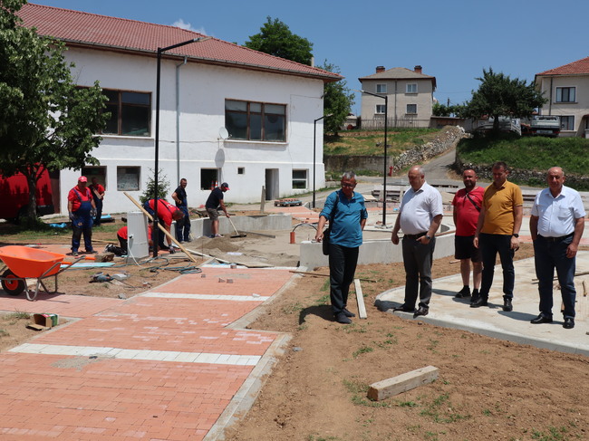 Кметът на Ардино инспектира ремонтните дейности по обновяването на централните части на Бял извор и кв. „Диамандово“