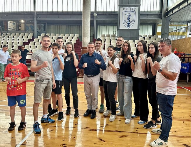 Открит разговор срещу агресията: Кметът Пенчо Милков се срещна с над 150 деца от бойните спортове в Русе