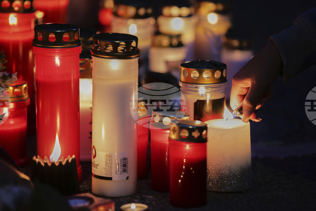 Стотици хора почетоха паметта на жертвите от букурещкия нощен клуб "Колектив" на десетата годишнина от пожара