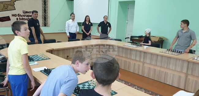Българската шахматистка Гергана Пейчева и молдовският гросмайстор Иван Скицко изиграха сеанс на едновременна игра с шахматисти от Тараклия