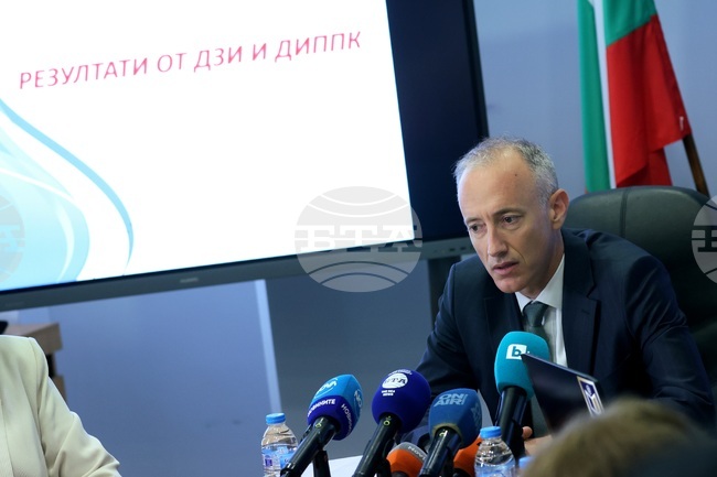 Средният резултат по български език и литература от националното външно оценяване в четвърти клас е 70,90 точки, а по математика - 69,70 точки