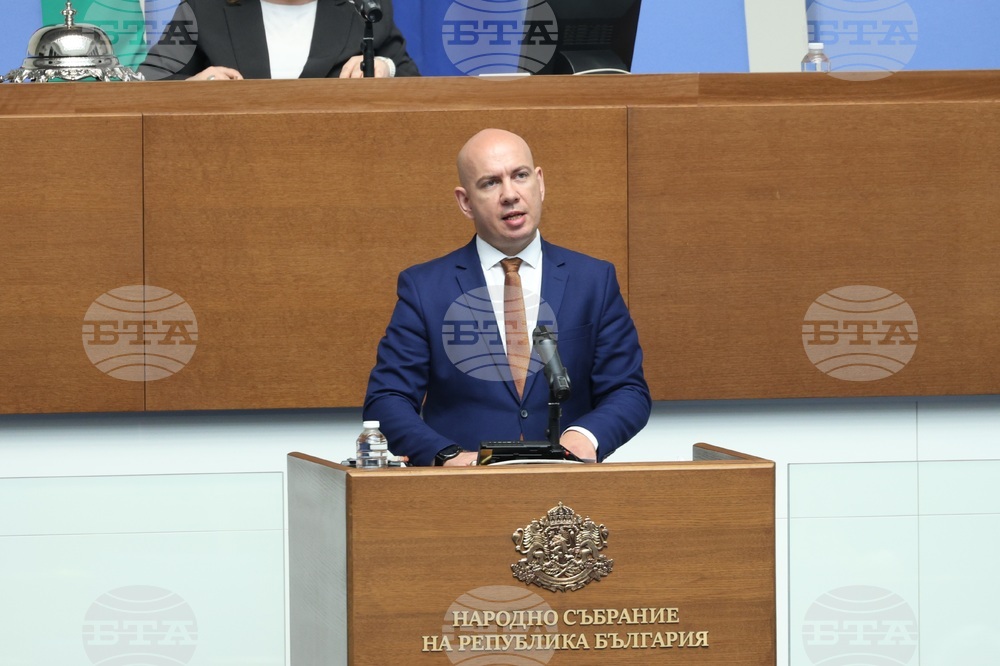 „Възраждане“ призова председателя на парламента Наталия Киселова да се извини, че е излетяла от Баку без българите, евакуирани от Иран