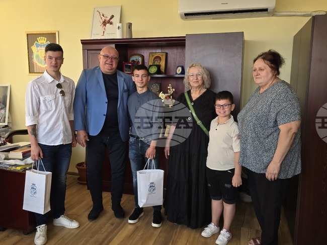 Кметът на Видин прие в кабинета си двама абитуриенти, израснали в приемни семейства