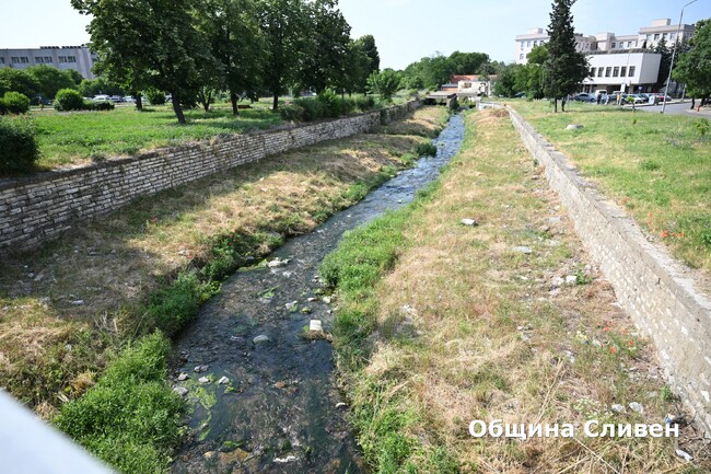 Започна поетапно почистване на речните корита на територията на община Сливен