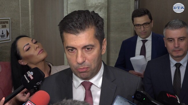 Решението на КС във връзка с искането на президента за референдум за еврото е законово и очаквано, коментира Кирил Петков