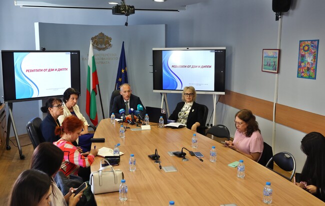 МОН: Повече отличници на матурите тази година