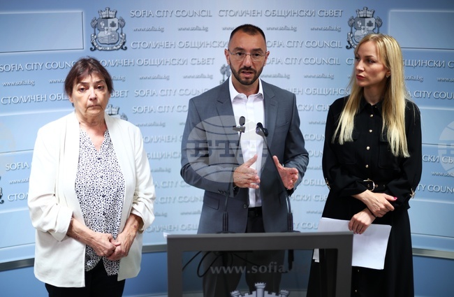 За забавяне на строителство на детска градина, злоупотреба с пари и съмнителни практики при общински жилища съобщиха общински съветници от ГЕРБ-СДС