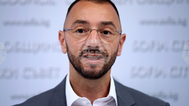 Кметът на София Васил Терзиев живее в паралелна реалност, каза по повод ситуацията с боклука в столицата общинският съветник Антон Хекимян