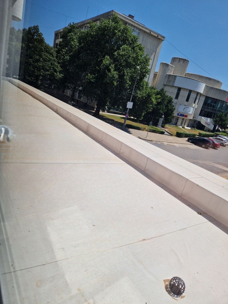 Община Сливен ремонтира покрива на залата по бокс